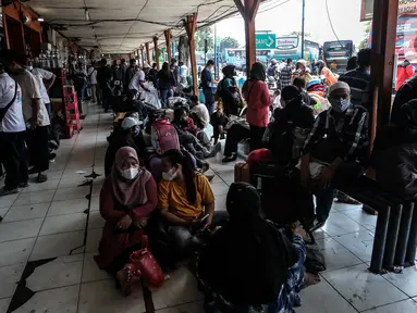 Masyarakat yang hendak mudik menunggu antre di Terminal Kalideres, Jakarta Barat, Senin (25/4/2022). Menteri Perhubungan (Menhub) Budi Karya Sumadi sebelumnya menyarankan masyarakat untuk mudik lebih awal guna menghindari risiko kemacetan lalu lintas. (Liputan6.com/Johan Tallo)