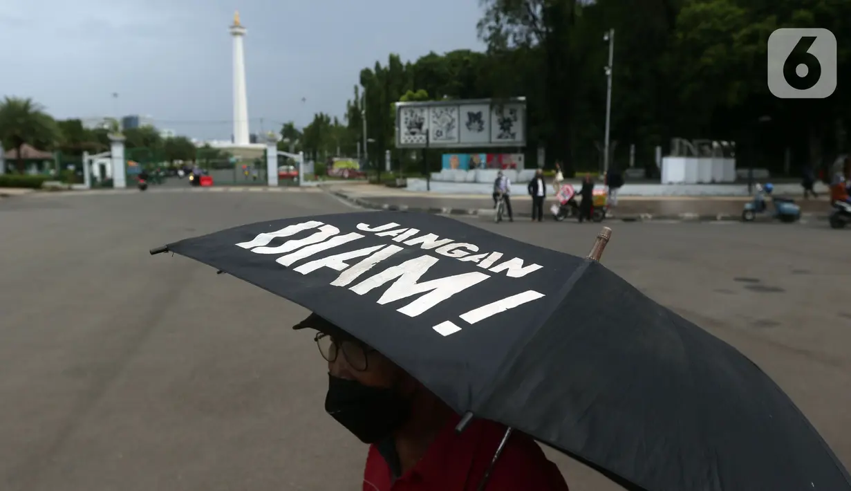 Aktivis dan keluarga serta korban pelanggaran HAM masa lalu melakukan Aksi Kamisan di depan Istana Negara, Kamis (25/11/2021). Sejak 18 Januari 2007, para korban dan keluarga menuntut tanggung jawab negara dalam menuntaskan kasus pelanggaran HAM di Indonesiaa. (Liputan6.com/Helmi Fithriansyah)