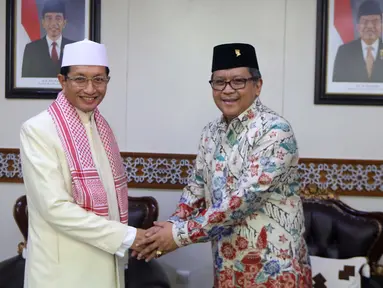 Sekjen PDIP Hasto Kristiyanto (kanan) bersilaturahmi ke Imam Besar Masjid Istiqlal Prof Nasaruddin Umar di Masjid Istiqlal, Jakarta, Rabu (11/4). Kedatangan Hasto bersama pengurus DPP PDIP untuk berbicara keislaman. (Liputan6.com/Pool/Joan)