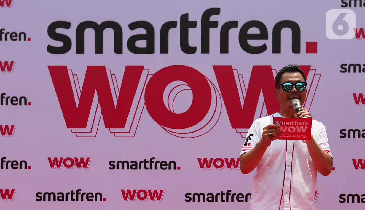 Deputy CEO SmartFren Djoko Tata Ibrahim memberi sambutan pada program undian SmarFren WOW di Jakarta, Senin (14/10/2019). Program tersebut sebagai bentuk apresiasi untuk mewujudkan mimpi pelanggan memiliki rumah, mobil dan tiga buah vespa, serta ratusan hadiah lainnya. (Liputan6.com/HO/Agus)