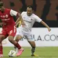 Gelandang Persija Jakarta, Bruno Matos, berusaha melewati gelandang Kalteng Putra, Ferinando Pahabol, pada laga perempat final Piala Presiden 2019 di Stadion Patriot, Bekasi, Kamis (28/3). Persija kalah adu penalti dari Kalteng. (Bola.com/Yoppy Renato)