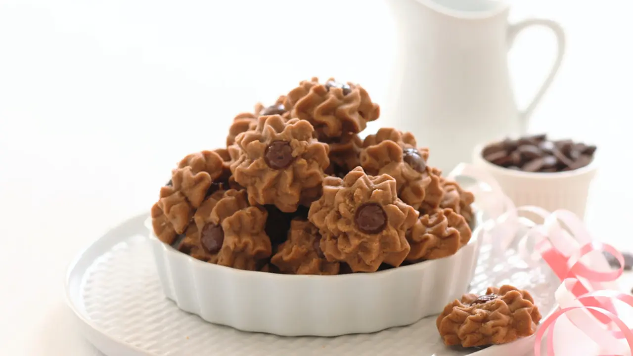 kue semprit coklat
