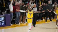 Selebrasi pebasket LA Lakers, LeBron James setelah mencetak angka saat menghadapi Oklahoma City Thunder dalam laga Kompetisi Bola Basket NBA di Los Angeles, Amerika Serikat, Rabu (8/2/2023) pagi WIB. Dalam laga tersebut LeBron James akhirnya mengakhiri laga dengan mengemas 38 poin untuk menggenapkan skor total sepanjang kariernya di NBA menjadi 38.390 poin, unggul tiga poin dari rekor Kareem Abdul Jabbar sebelumnya 38.387 poin. (AP Photo/Mark J. Terrill)