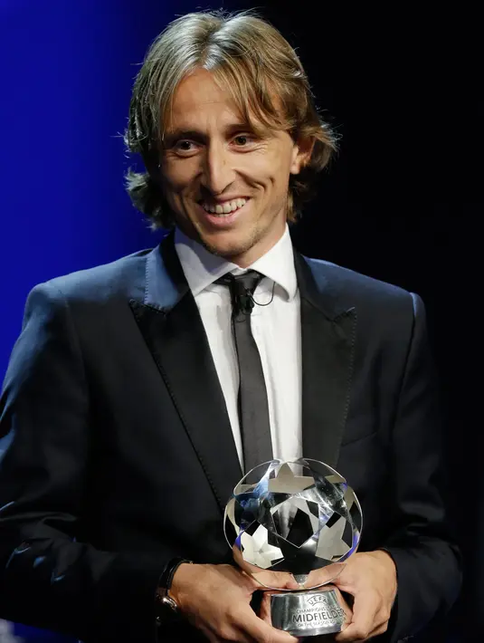 Gelandang Real Madrid asal Kroasia, Luka Modric tersenyum saat menerima piala gelandang terbaik di The Grimaldi Forum di Monaco, (30/8). Modric mengalahkan Cristiano Ronaldo dan Mohamed Salah. (AP Photo/Claude Paris)