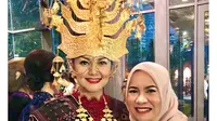 Bella Saphira anggun mengenakan busana adat Mandailing, Sumatera Utara dengan mahkota yang indah (Dok.Instagram/@bellasaphiraofficial/https://www.instagram.com/p/B9oTApBHX1G/Komarudin)