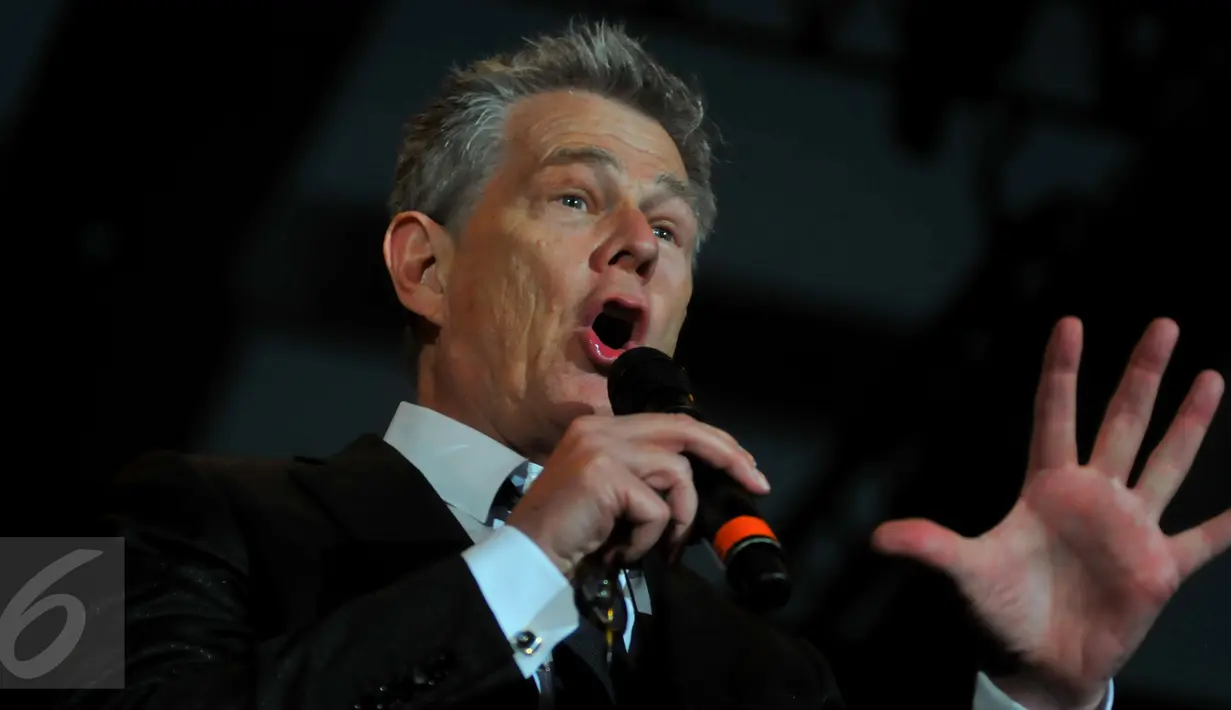 Java Jazz Stage Special perfom David Foster di JIExpo Kemayoran Jakarta, Sabtu (5/3/2016). David Foster membawakan beberapa lagu didampingi oleh artis Indonesia dan artis dari Luar Negeri. (Liputan6.com/Faisal R Syam)