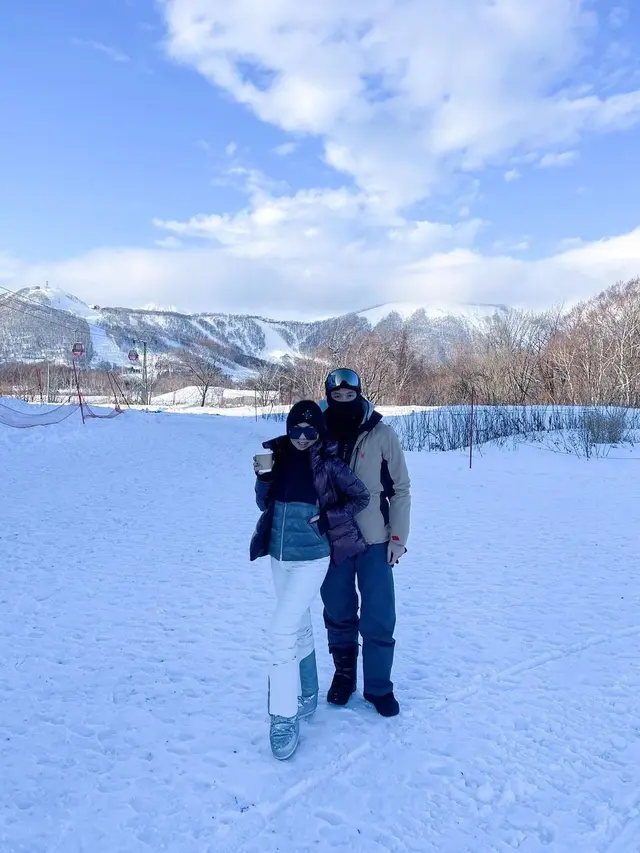Tampil Glamor, Ini 7 Potret Syahrini dan Reino Barack Liburan di Winter Wonderland