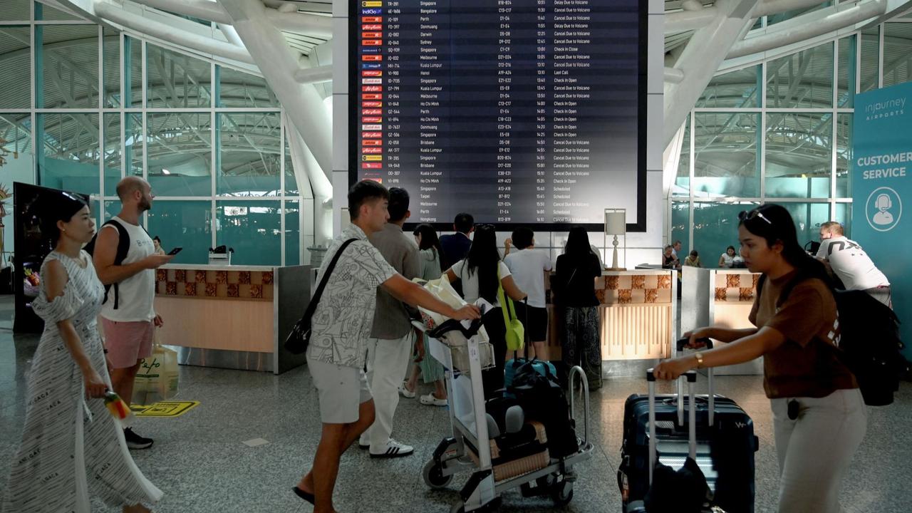 Suasana Bandara Ngurah Rai terdampak letusan Gunung Lewotobi Laki-Laki