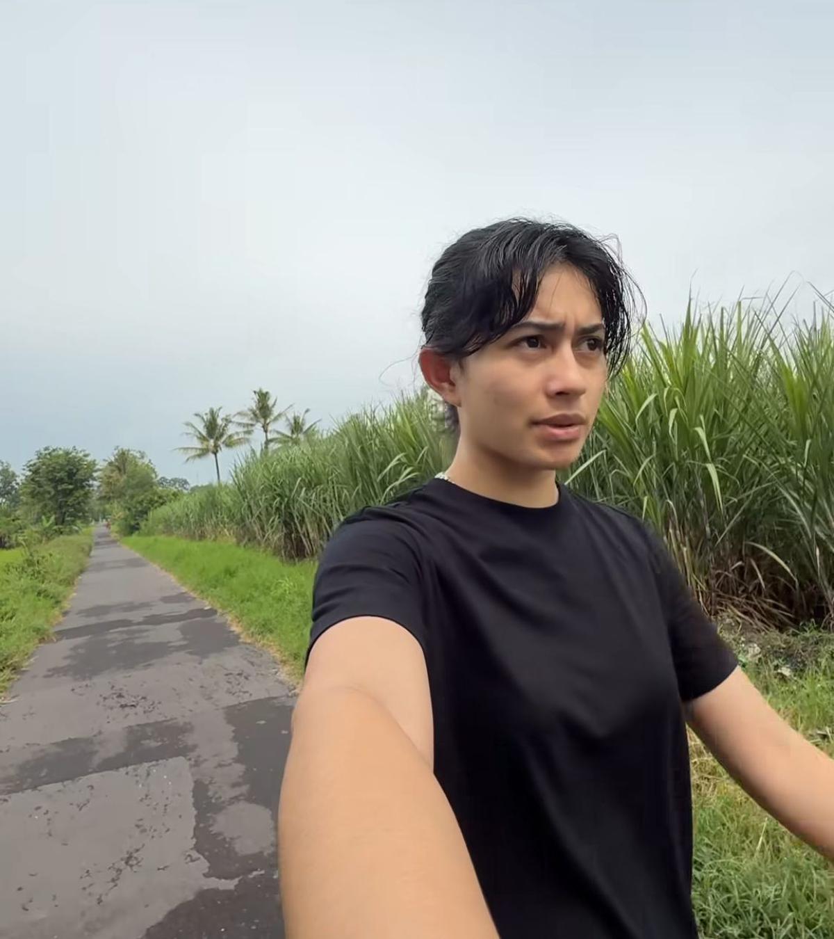 Potret Sintya Marisca Nyemplung ke Sawah Bantu Petani Menanam Padi