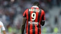 Reaksi striker Nice, Mario Balotelli, setelah mendapat kartu merah saat melawan Lorient, pada laga lanjutan Ligue 1, di Allianz Riviera, Minggu (2/10/2016). (AFP/Valelry Hache). 