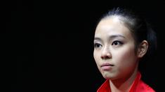 Atlet wushu Indonesia, Lindswell Kwok, meraih medali emas wushu di nomor taijijian SEA Games 2015 yang berlangsung di Singapore Expo, Singapura. Senin (8/6). (Bola.com/Arief Bagus)