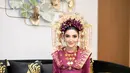 Kali ini, ia tampil anggun mengenakan busana adat Komering berwarna ungu emas yang mewah [@ashany_ash]