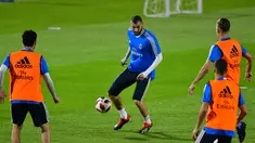 Striker Real Madrid, Karim Benzema menggiring bola saat latihan di stadion New York University Abu Dhabi, Uni Emirat Arab (17/12). Madrid akan bertanding melawan Kashima Antlers pada semifinal Piala Dunia Antarklub 2018. (AFP Photo/Giuseppe Cacace)