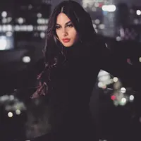 Begini tampilan Valerie Thomas dengan lipstik merahnya. IInstagram/valerieethomas)