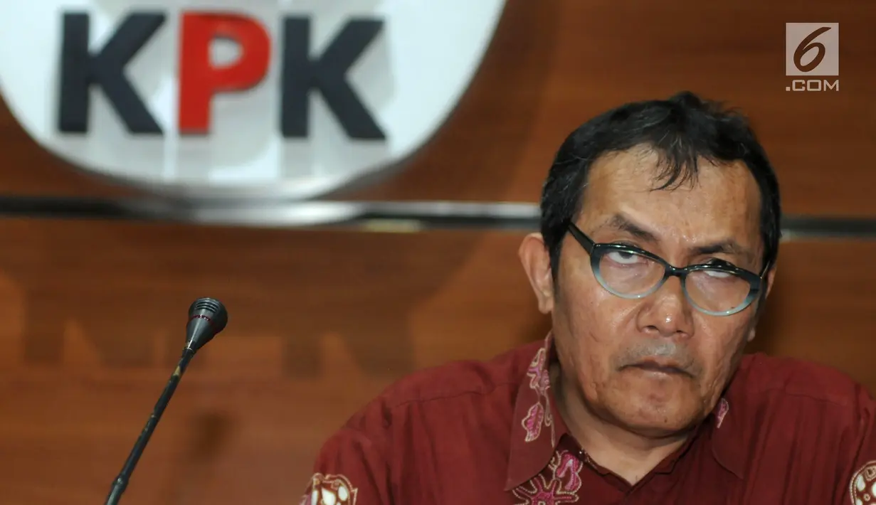 Wakil Pimpinan KPK Saut Situmorang saat menunjukkan barang bukti uang hasil OTT Bandung Barat di Gedung KPK, Jakarta, Rabu (11/4). KPK menyita uang sebesar Rp 435 juta. (Merdeka.com/Dwi Narwoko)
