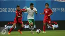 Gelandang timnas Indonesia U-23, Ahmad Nufiandani (tengah) berebut bola dengan Ko Ko Thein Phyo (kiri-Myanmar) di penyisihan grup A Sea Games 2015 di Stadion Jalan Besar, Singapura, Selasa (2/6). Indonesia kalah 4-2. (Liputan6.com/Helmi Fithriansyah)   
