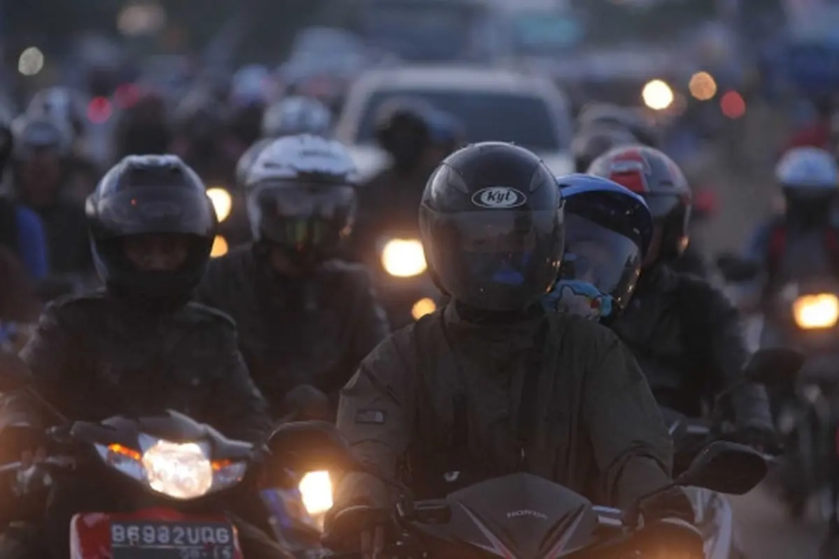 Pemudik sepeda motor padati jalan lintas Karawang arah Pantura