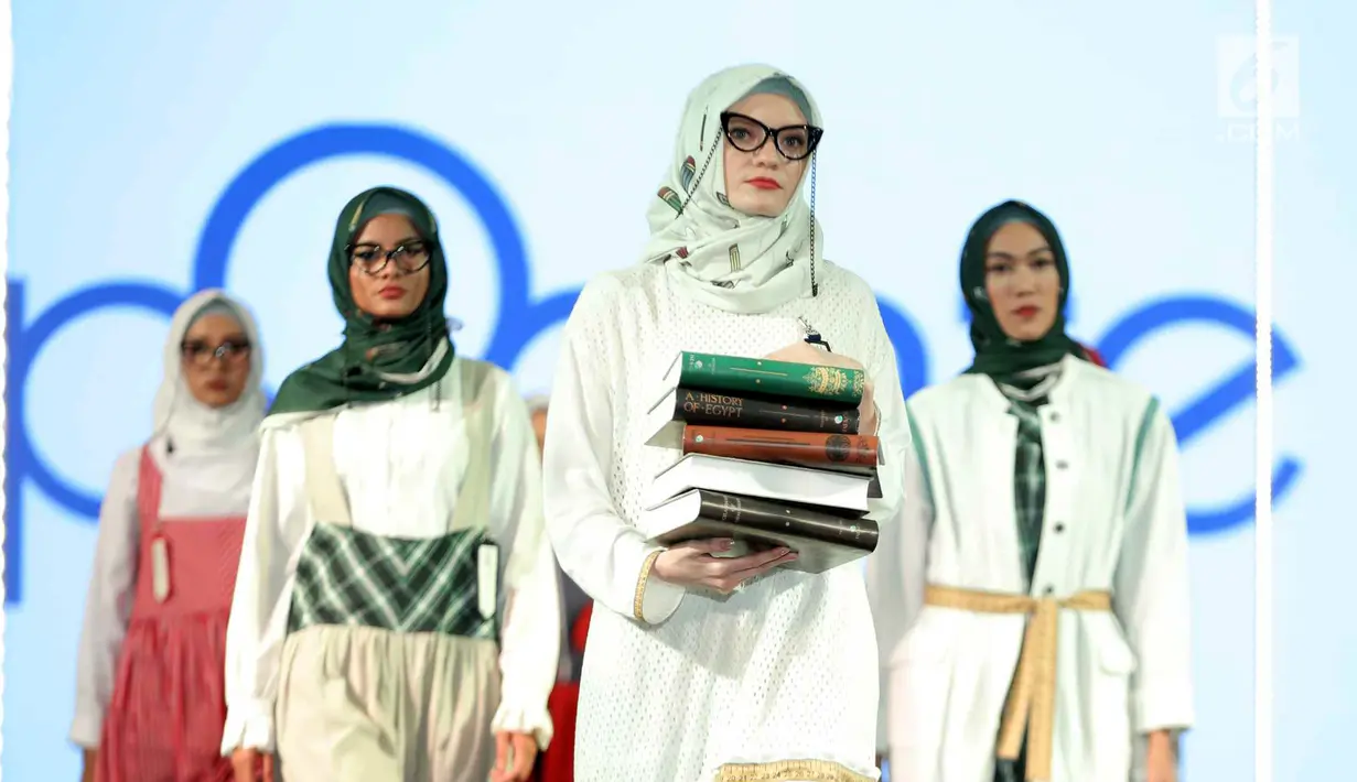 Model dengan busana rancangan desainer Up2date Plus by Irna Mutiara dari Indonesia dalam Jakarta Modest Fashion Week 2018 (JMFW) di Gandaria City, Jakarta, Kamis (26/7). JMFW juga diikuti 21 negara. (Liputan6.com/Faizal Fanani)