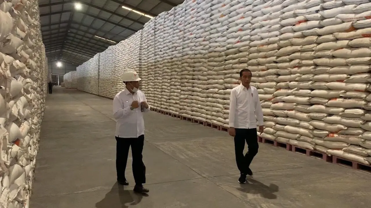 Jokowi tinjau Bulog.