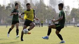 Pemain Timnas Indonesia U-23, Osvaldo Haay, berebut bola  saat latihan di Lapangan G, Senayan, Rabu (6/11). Jelang SEA Games 2019, Timnas Indonesia U-23 terus pertajam transisi pemain. (Bola.com/Yoppy Renato)