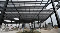 Para pekerja menyelesaikan pekerjaan pembangunan Ruang Terbuka Hijau (RTH) di kawasan Kalijodo, Jakarta, Sabtu (10/12). Meski belum selesai, tetapi perubahan drastis sudah terlihat di kawasan tersebut. (Liputan6.com/Yoppy Renato)