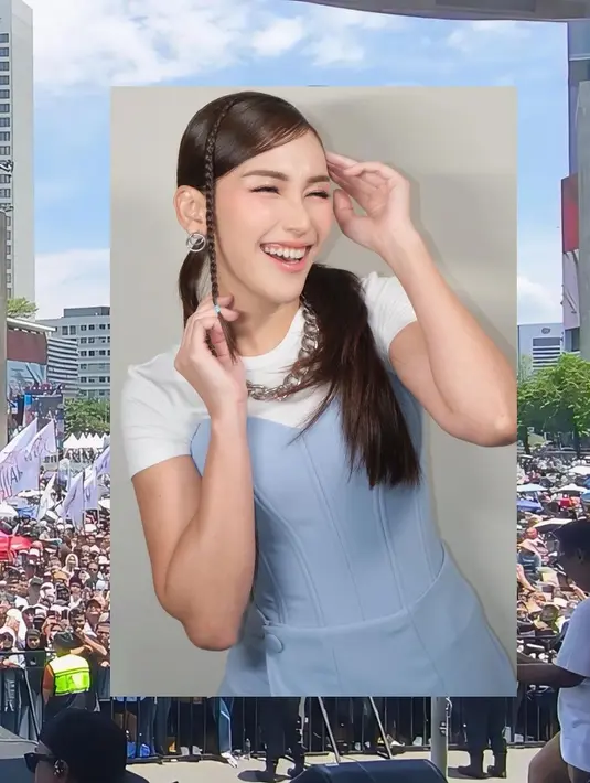 Baju manggungnya mencakup atasan putih lengan pendek yang dipadukan dengan corset top berpotongan asimetris.  Corset tersebut kemudian dipadukan dengan celana cutbray warna senada. [@ayutingting92].