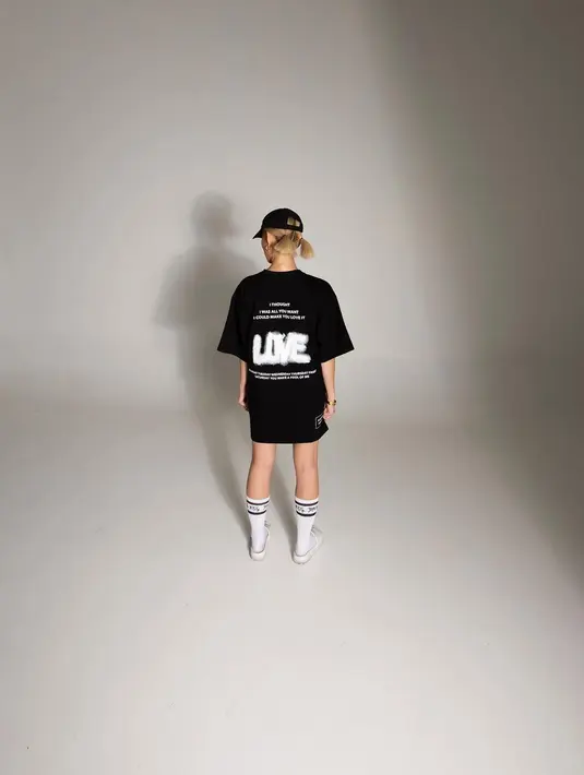 Tapi enggak perlu punya couple untuk pakai couple tee, kayak Adam dan Agnez, kan.  (Foto: Instagram @anyemerch)