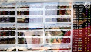Pekerja mengamati pergerakan Indeks Harga Saham Gabungan (IHSG) di salah satu perusahaan Sekuritas, Jakarta, Rabu (14/11).  Indeks Harga Saham Gabungan (IHSG) berhasil bertahan di zona hijau pada penutupan perdagangan hari ini. (Liputan6.com/Angga Yuniar)