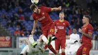 Pemain AS Roma Federico Fazio (tengah) berebut bola dengan pemain Gent Roman Bezus pada leg pertama babak 32 besar Liga Europa di Olympic Stadium, Roma, Italia, Kamis (20/2/2020). Gol tunggal Carles Peres membawa AS Roma menaklukkan Gent 1-0. (AP Photo/Gregorio Borgia)