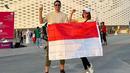 <p>Walau tak masuk Piala Dunia 2022, akan tetapi pasangan ini mengibarkan bendera Merah Putih. [Foto: instagram.com/darius_sinathrya/dagnesia]</p>