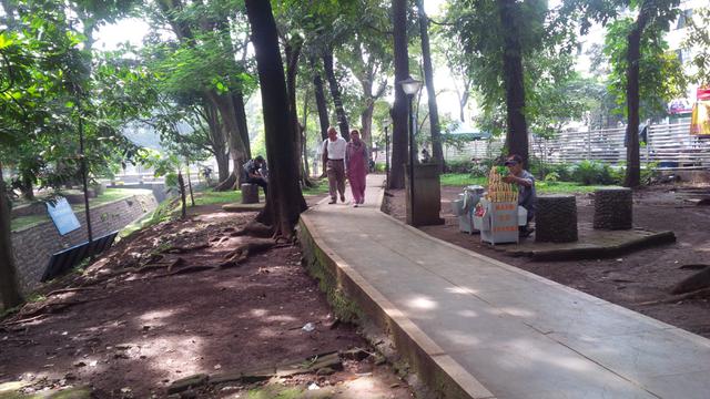 Segarnya Nongkrong di Taman Lansia Bandung