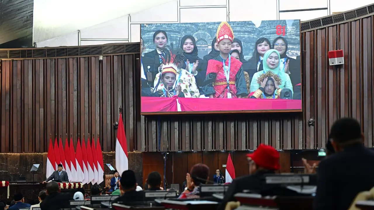Para penerima manfaat program Prabowo saat menyaksikan sidang tahunan MPR