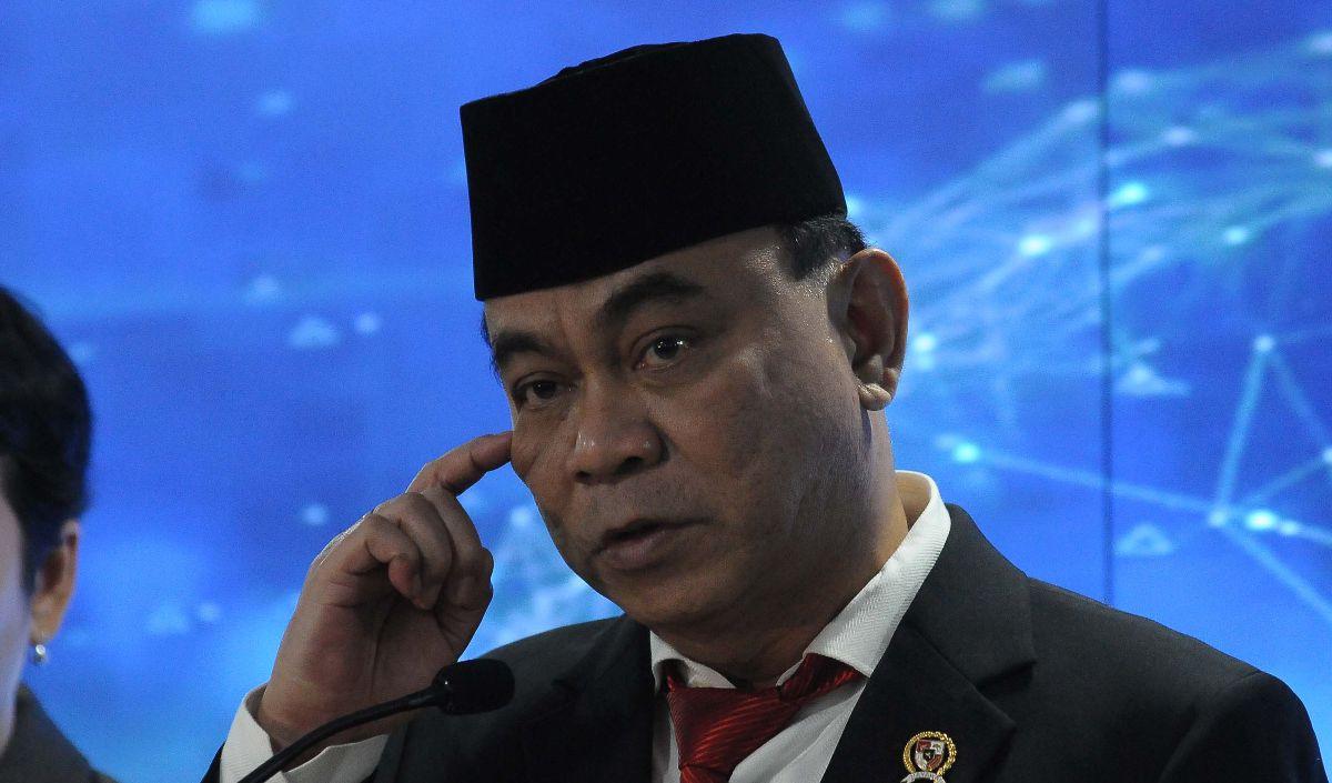 "Oh nanti dong. Nanti ada progresnya deh, nanti penuh kejutan. Tenang aja. dan kita udah bilang Bapak Presiden, yakin pak tahun ini akan tuntas. Saya yakin ini program, ini proyek pembangunan bts bisa selesai 2023,"