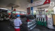 Petugas melakukan pengisian bahan bakar pertalite di SPBU Pertamina Abdul Muis, Jakarta, Kamis (30/6/2022). PT Pertamina (Persero) melalui anak usahanya, PT Pertamina Patra Niaga, akan melakukan uji coba pembelian bahan bakar minyak (BBM) subsidi, Pertalite dan Solar, secara terbatas bagi pengguna yang sudah terdaftar pada sistem MyPertamina, mulai 1 Juli mendatang. (Liputan6.com/Faizal Fanani)