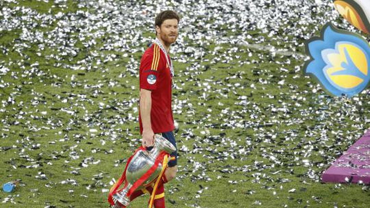 Ekspresi pemain Spanyol saat mengangkat tropi