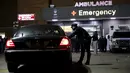 Petugas kepolisian berkumpul di pintu masuk darurat Rumah Sakit Lincoln setelah dua polisi New York ditembak di Bronx, Kamis (4/2). Dua orang polisi ditembak saat tengah melakukan patroli malam di komplek perumahan di Bronx. (REUTERS/Andrew Kelly)