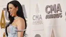 Katy Perry berpose saat menghadiri The 56th Annual CMA Awards di Bridgestone Arena di Nashville, Tennessee pada 9 November 2022. Ia juga memakai riasan yang sempurna untuk malam itu, menampilkan bulu mata yang dramatis. (Jason Kempin/Getty Images/AFP)