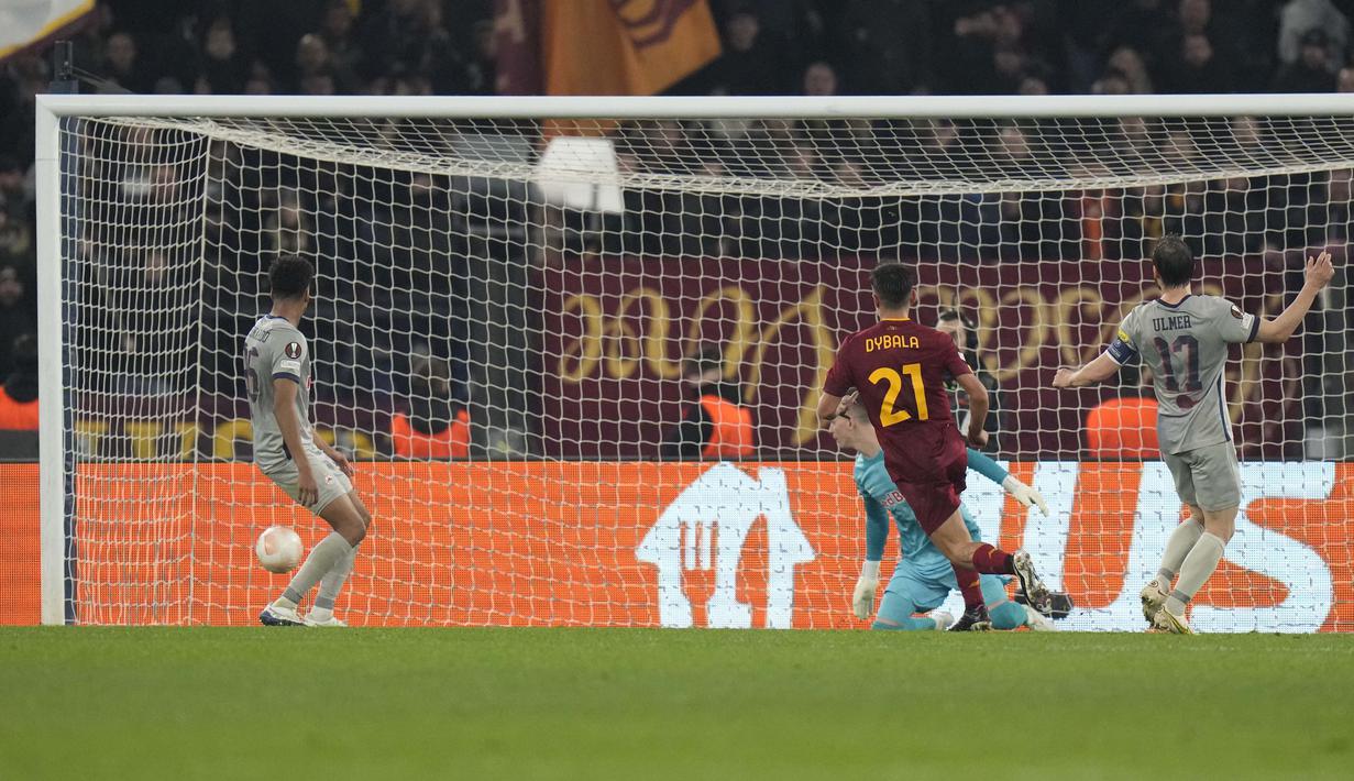 Pemain AS Roma, Paulo Dybala (tengah) sukses menjebol gawang Salzburg dalam laga leg kedua play-off babak Liga Europa 2022/2023 yang berlangsung Olimpico Stadium, Jumat (24/2/2023). Gol Dybala menjadi penentu kemenangan sekaligus membawa AS Roma ke babak 16 besar Liga Europa 2022/2023. (AP Photo/Alessandra Tarantino)