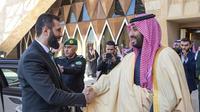 Putra Mahkota sekaligus pemimpin de facto Arab Saudi Pangeran Mohammed bin Salman bersalaman dengan presiden sementara Suriah Ahmad al-Sharaa di Riyadh, Minggu (2/2/2025). (Dok. Kementerian Media Arab Saudi via AP)