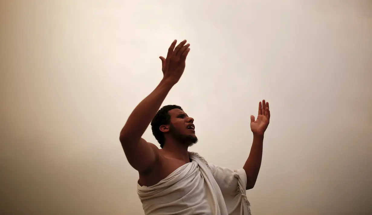 Peziarah Muslim berdoa di Jabal Rahmah dekat tepi Arafah saat ibadah haji, Arab Saudi (22/9/2015). Jabal Rahmah diyakini umat Muslim, sebagai tempat pertemuan antara Adam dan Hawa. (REUTERS / Ahmad Masood)