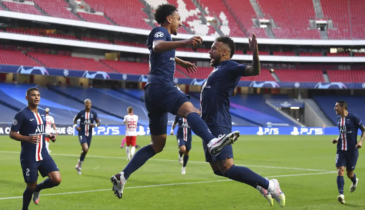 Pemain Paris Saint-Germain (PSG), Marquinhos dan Neymar, melakukan selebrasi usai mencetak gol ke gawang RB Leipzig pada laga semifinal Liga Champions di Stadion The Luz, Rabu (19/8/2020). PSG menang dengan skor 3-0. (David Ramos/Pool via AP)