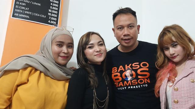 Vicky Prasetyo bersama artis-artis yang tergabung di manajemen artisnya (Liputan6.com/ Hernowo Anggie)