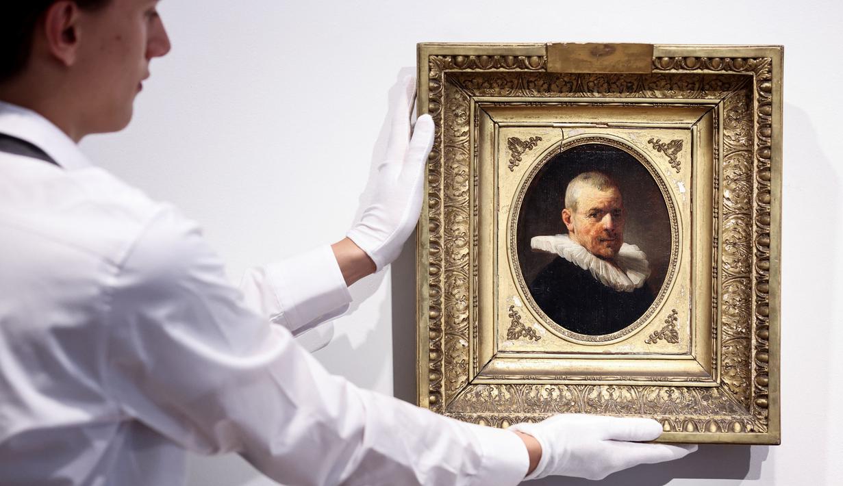 Untuk pusaka keluarga, tidak ada yang lebih baik daripada sepasang potret Rembrandt yang telah dilupakan dunia selama 200 tahun. (Kenzo TRIBOUILLARD / AFP)