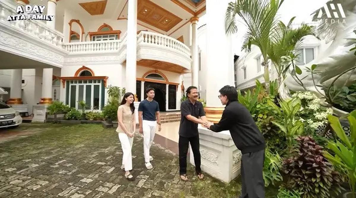 6 Potret Fasad Depan Rumah Aktor Senior Herdin Hidayat, Desain Eropa Klasik yang Megah dan Luas