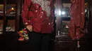 Jokowi tertarik untuk mencoba batik merah yang bergambar elang, Cirebon, Jawa Barat , Rabu (18/6/2014) (Liputan6.com/Herman Zakharia).