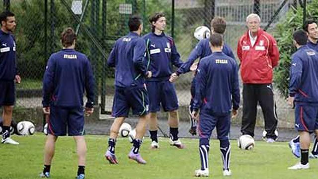 Pelatih Marcello Lippi memimpin sesi pertama pemusatan latihan Timnas Italia untuk Piala Dunia 2010 di Roma.(© AFP 2010)