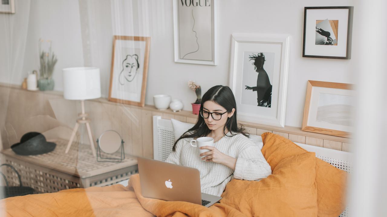 Ilustrasi menonton K-Drama di kamar.