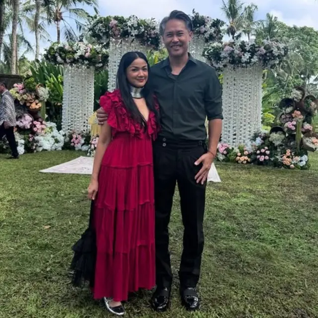 Datang ke Acara Siraman Luna Maya, Nirina Zubir Ungkap Pertama Keluar Rumah dalam 2 Bulan. (dok.Instagram @nirinazubir/https://www.instagram.com/p/DJVUSvwSule/Henry)