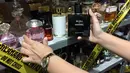 Penampakan parfum palsu dalam penggerebekan di kawasan Tamansari, Jakarta Barat, Rabu (7/2). Pabrik parfum palsu ini telah berjalan selama tiga tahun terakhir. (Liputan6.com/Immanuel Antonius)