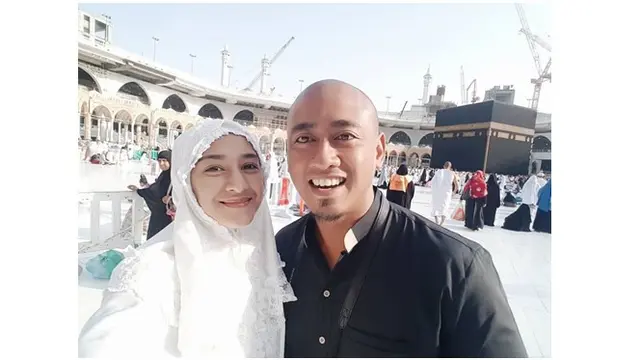 Fanny Ghassani dan suami pergi Umroh bersama